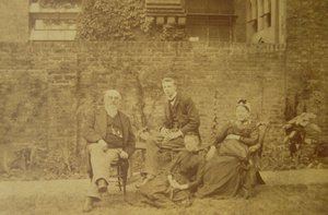 Dr. William R. Woodman (1828-91) avec sa famille à leur domicile londonien, c.1887 - English Photographer